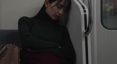 moon-041最終マンズリ電車 誰もいない2人きりの車内で美人剛毛OLが股間を広げ見せつけオナニーくちゅくちゅくちゅ… 鈴木真夕